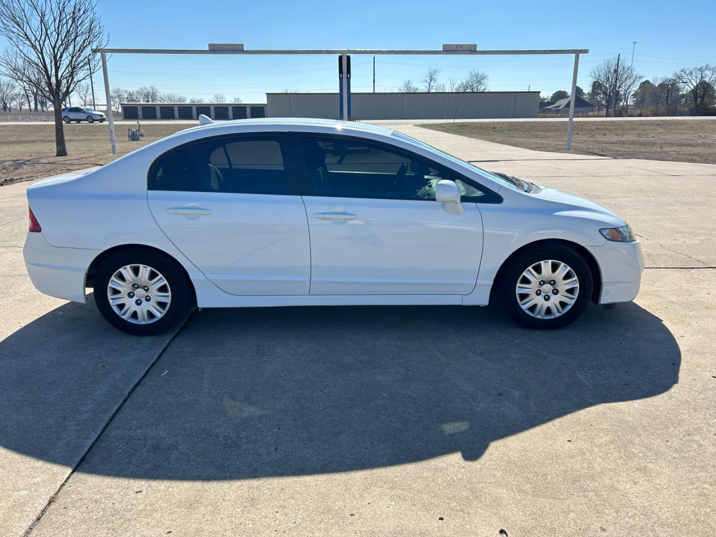 2011 White /Gray Honda Civic GX 5-Speed AT (19XFA4F54BE) with an 1.8L L4 SOHC 16V CNG engine, 5-Speed Automatic transmission, located at 17760 Hwy 62, Morris, OK, 74445, (918) 733-4887, 35.609104, -95.877060 - Photo#3